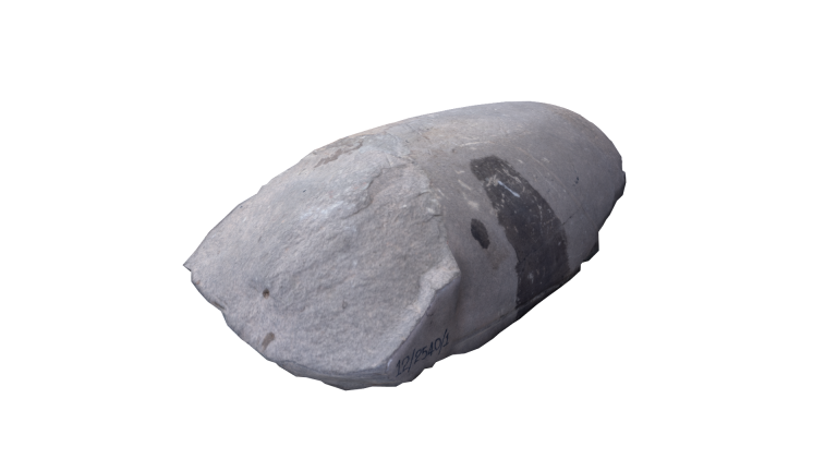 ศิวลึงค์ ชำรุดเหลือเฉพาะส่วนบนเป็นทรงกระบอก สภาพชำรุด ไม่แข็งแรง